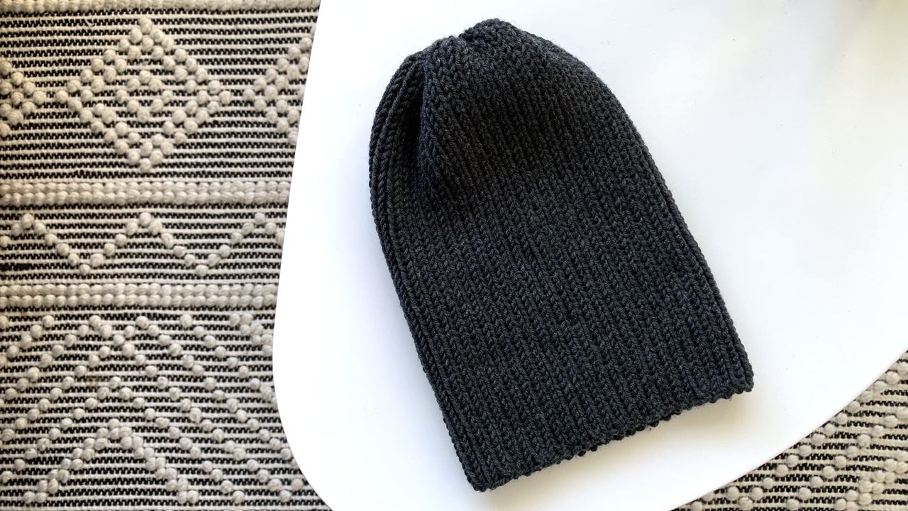 Knitted beanie featuring ribbing in dark gray yarn