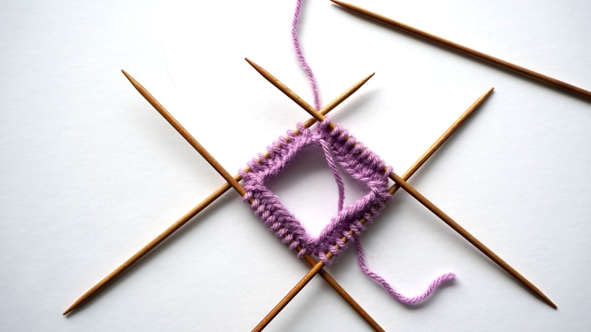How-to Guide: Knitting with Four Double Pointed Needles